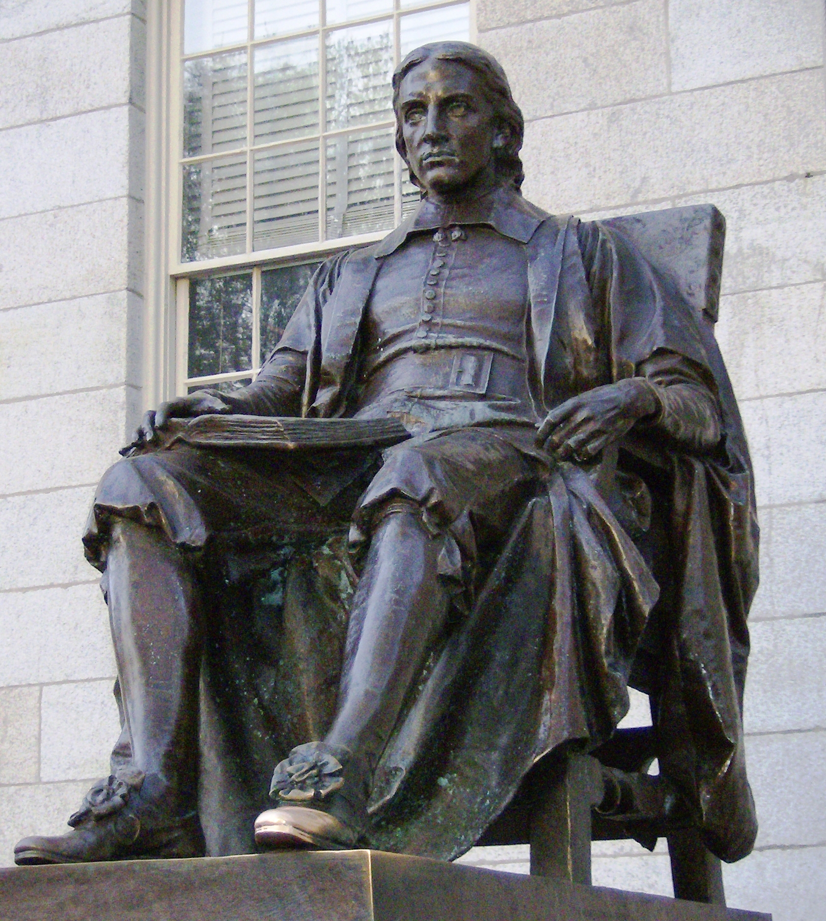 John_Harvard_statue.jpg