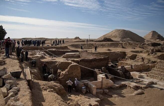 이집트에서 4000년 전 왕비 석관 발견함 - 꾸르